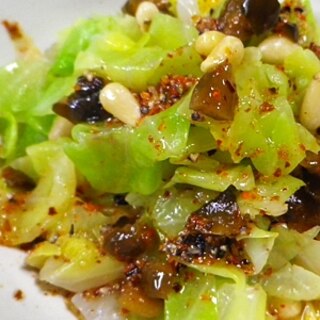 キャベツキューちゃん松の実のピリ辛サラダ